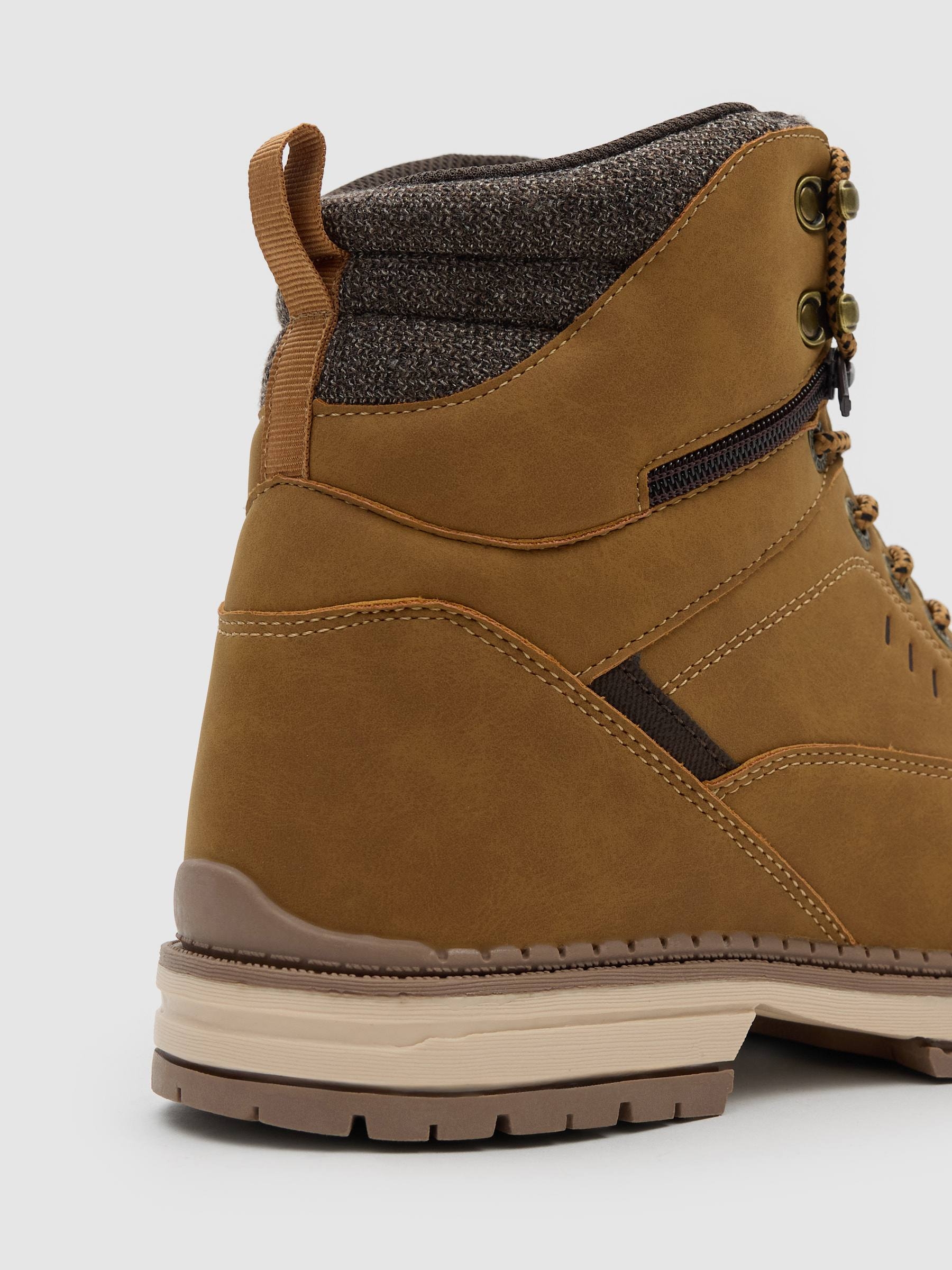 Bota montañera efecto piel marrón claro