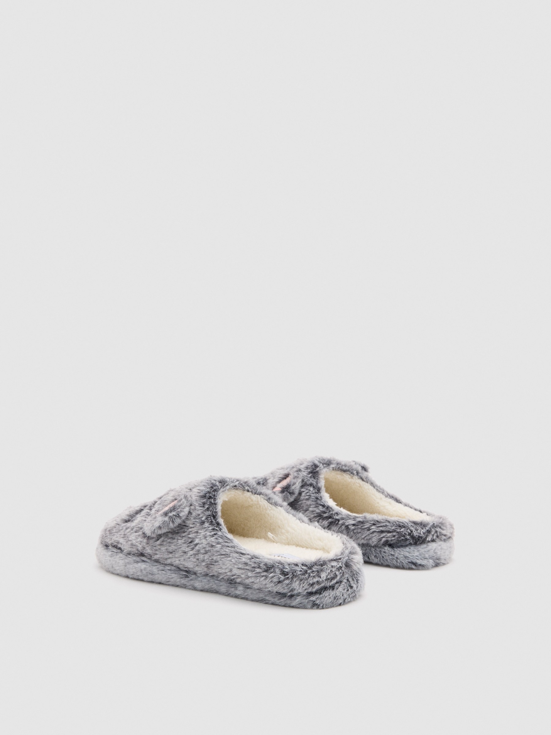 Pantufas de gatinho branco vista geral frontal