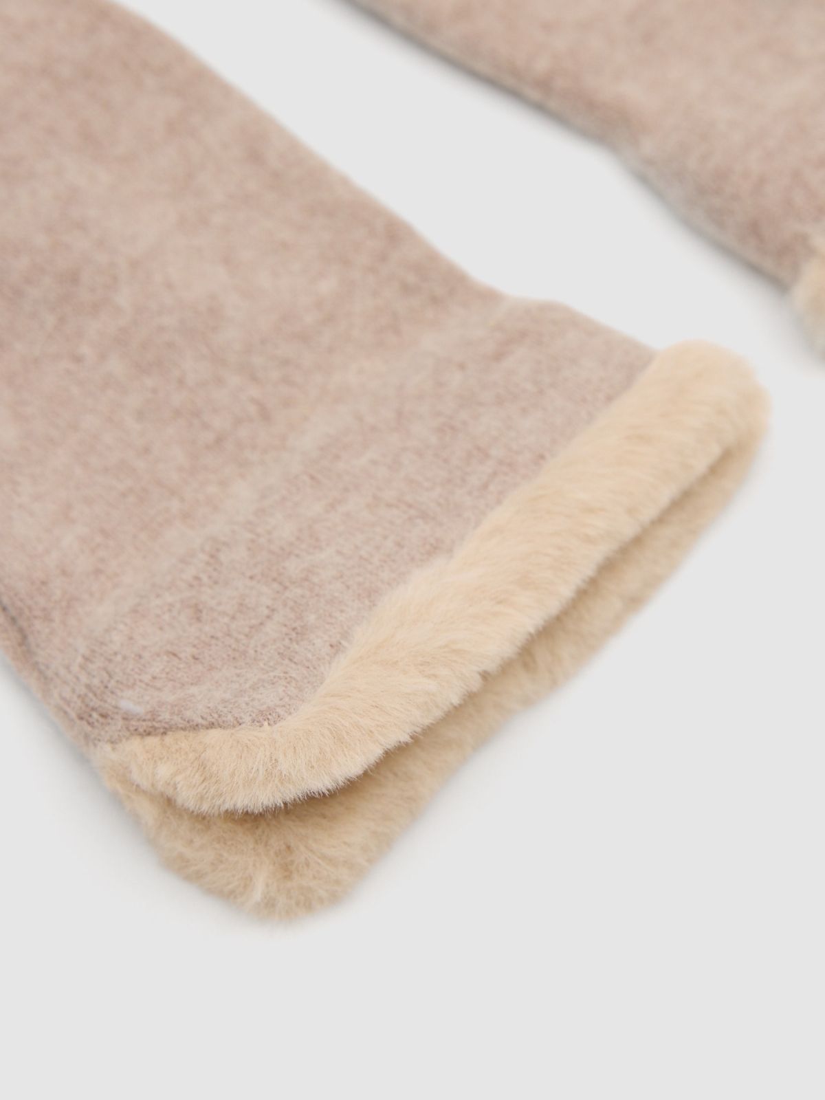 Guantes con lana beige vista detalle