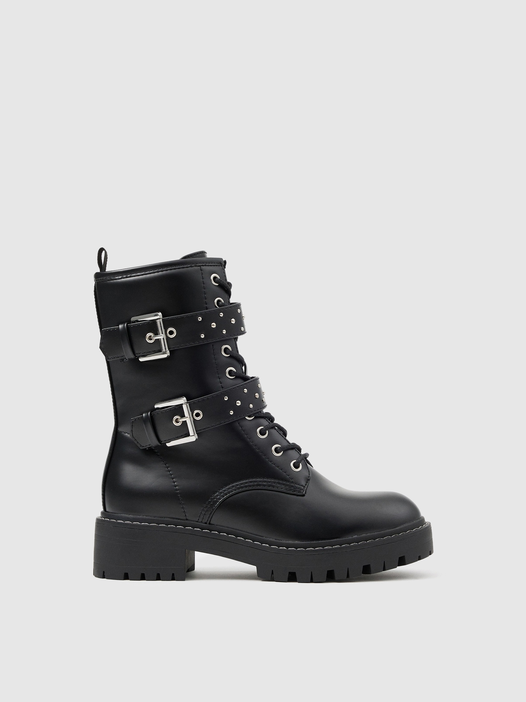 Botín hebillas tachas negro