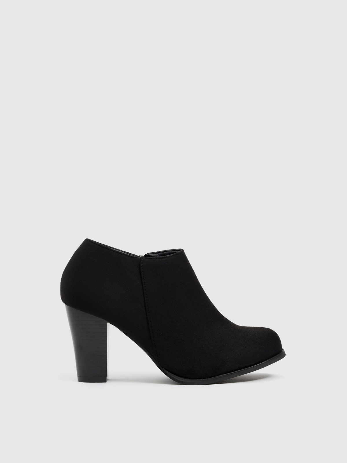 Low ankle boot with heel black