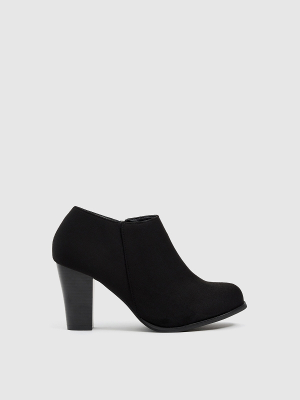 Botas de cano baixo com salto preto