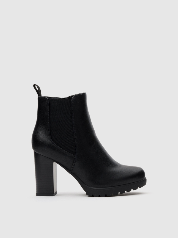 Botins com salto de borracha preto