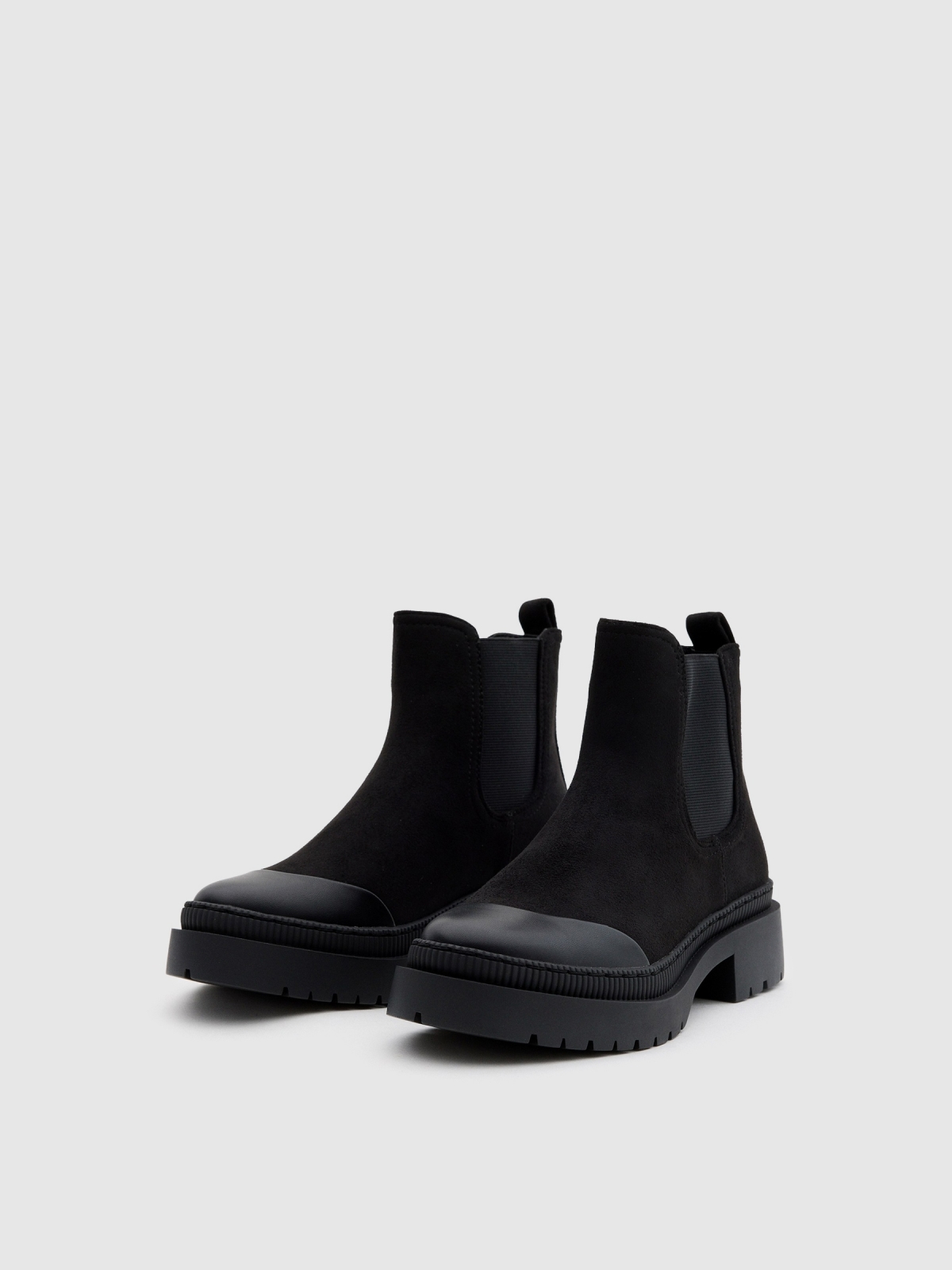 Chelsea ankle boot toe black 45º front view