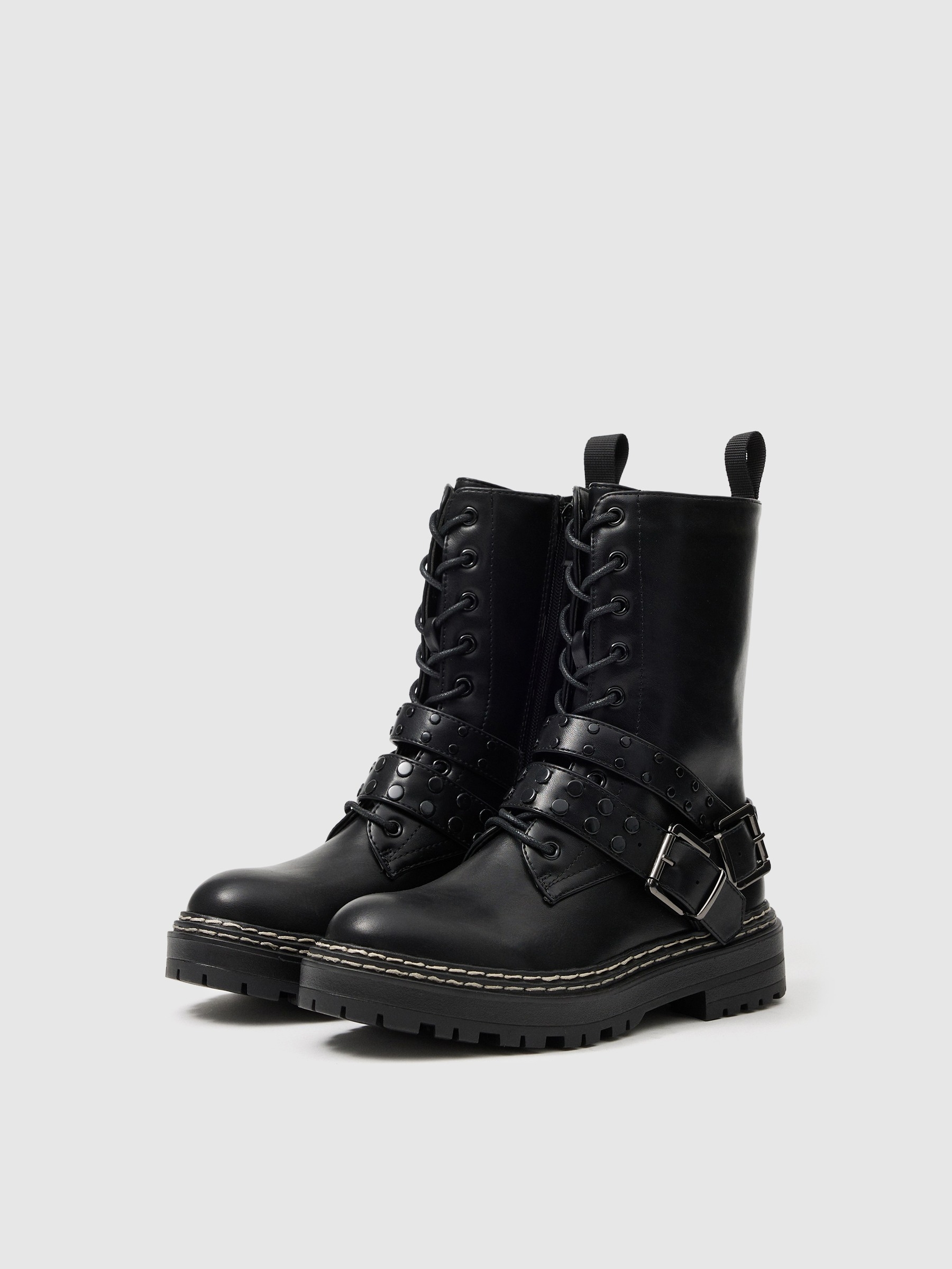 Botins com tiras cravejadas preto