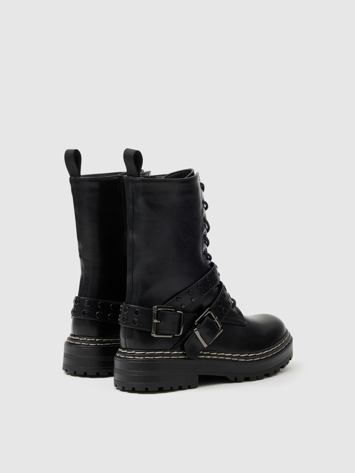 Botins com tiras cravejadas preto vista traseira 45º