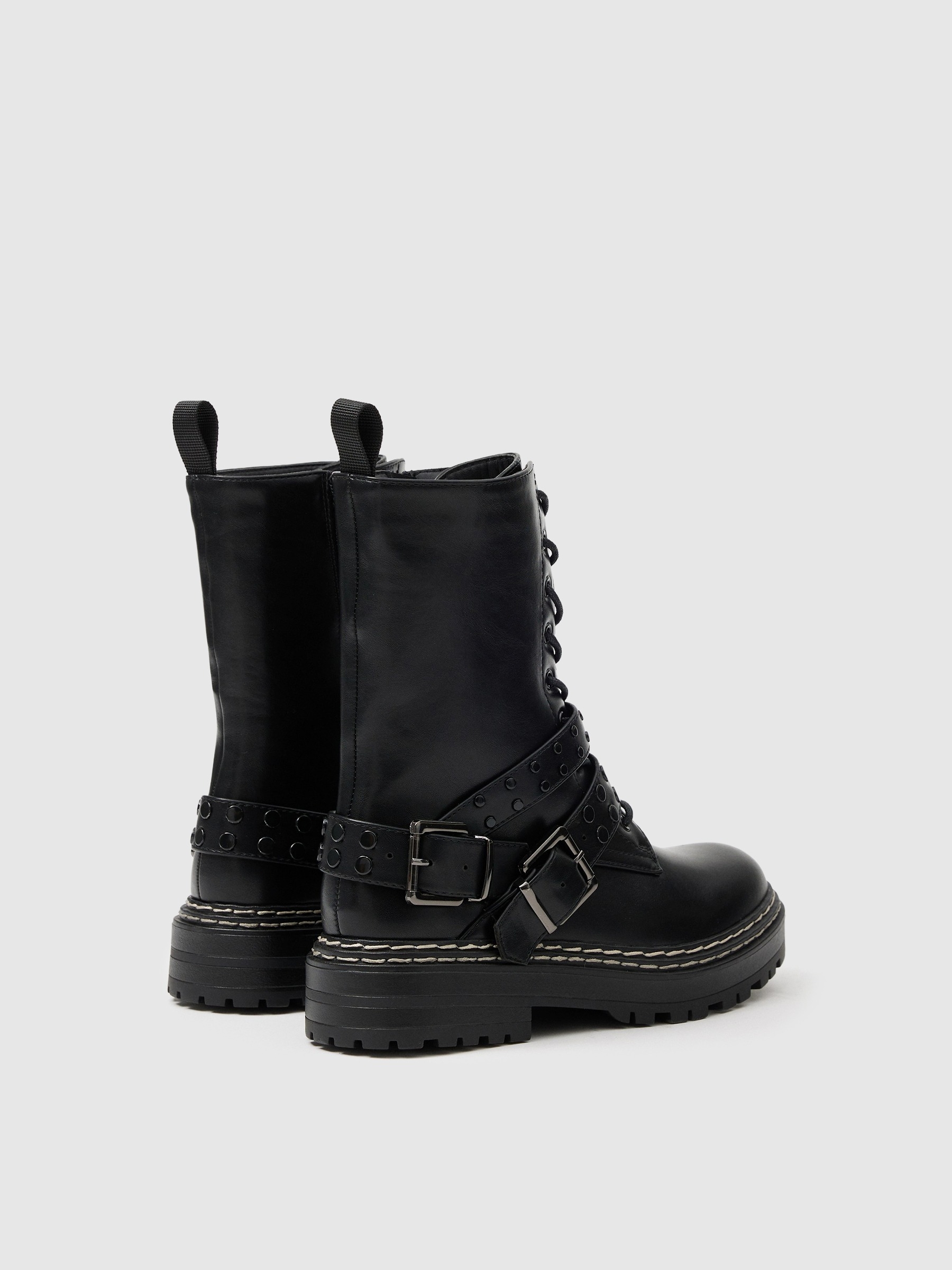 Botins com tiras cravejadas preto
