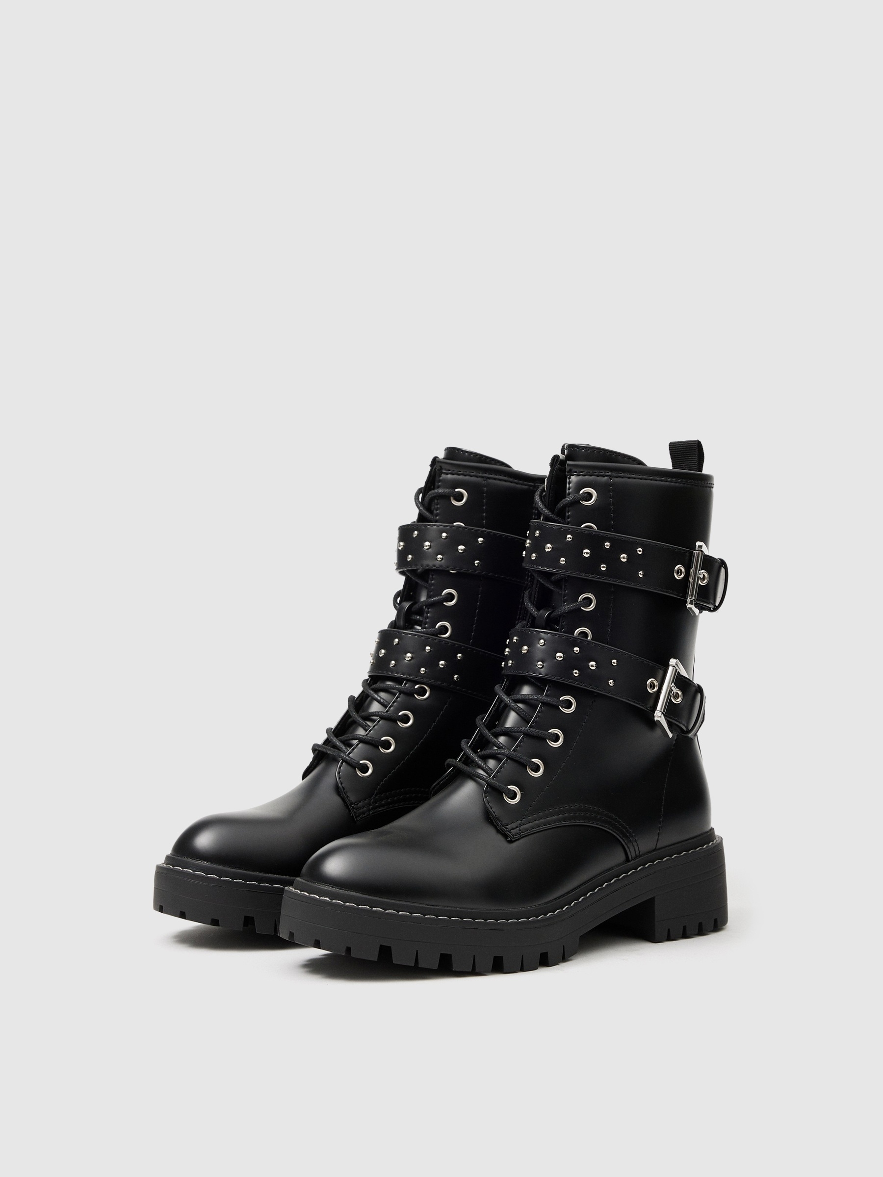 Botín hebillas tachas negro
