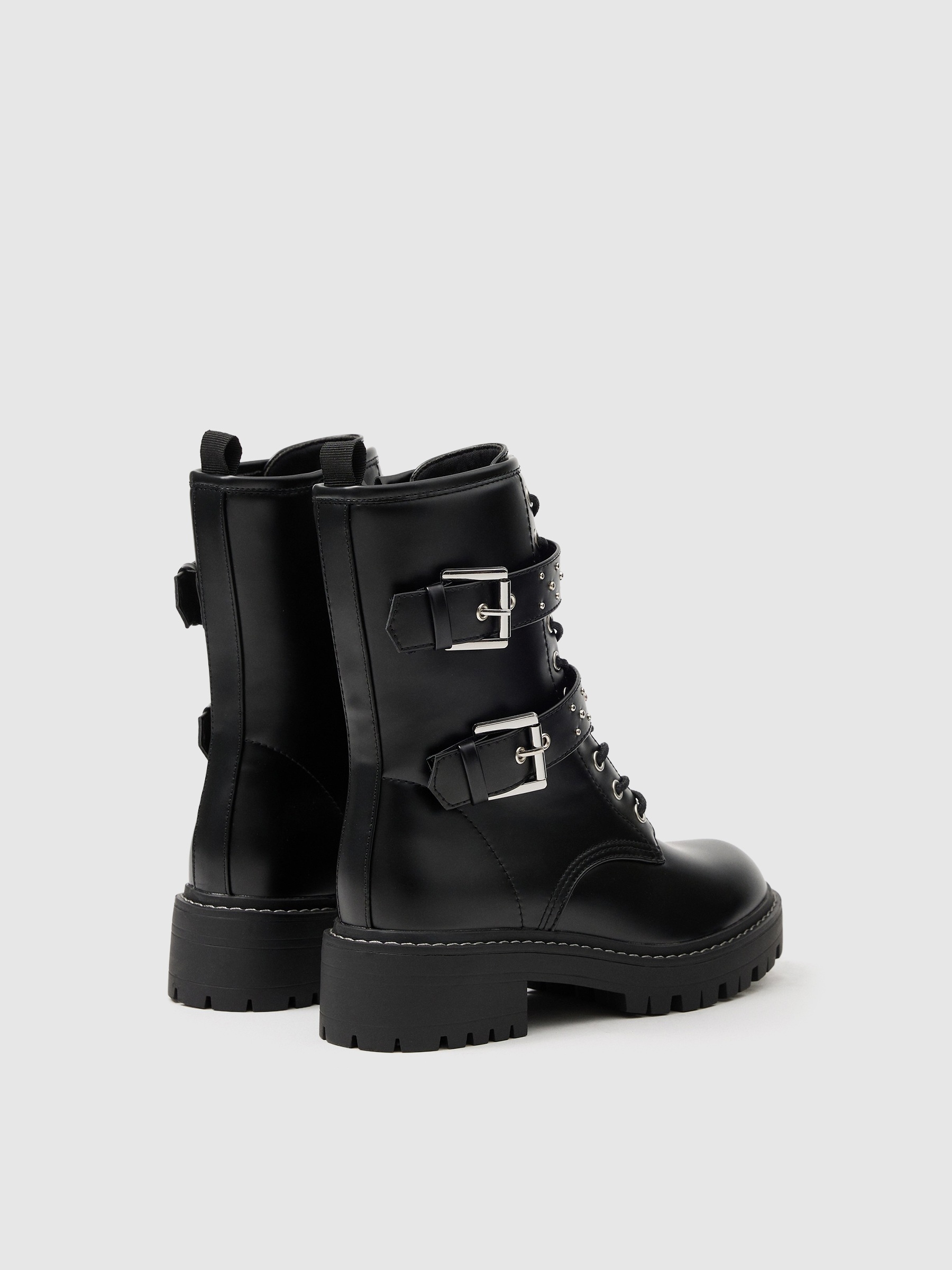 Botín hebillas tachas negro