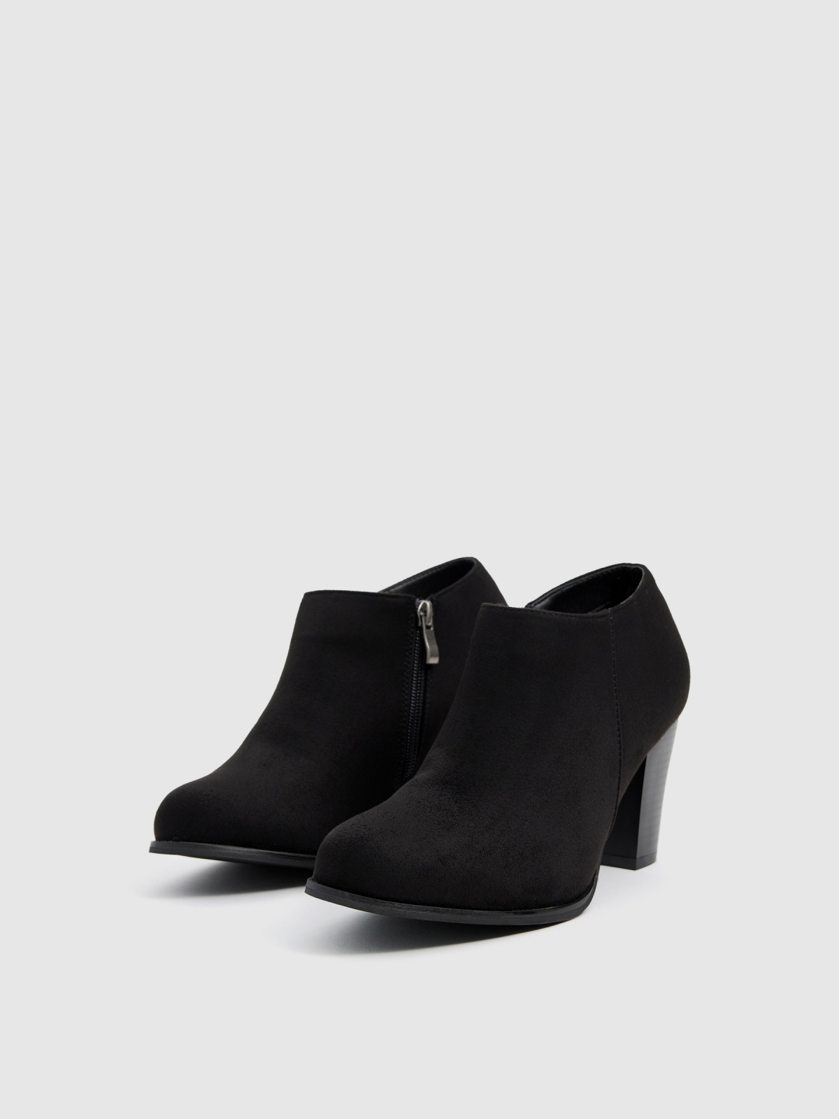 Low ankle boot with heel black 45º front view