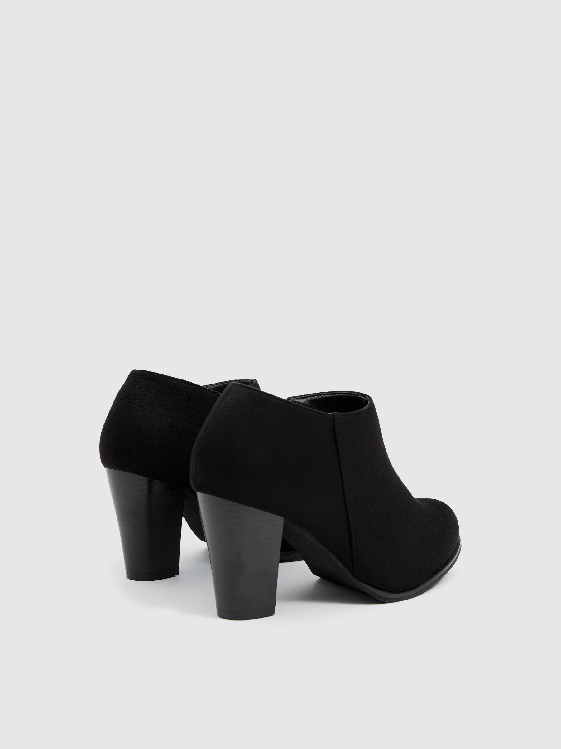 Low ankle boot with heel black