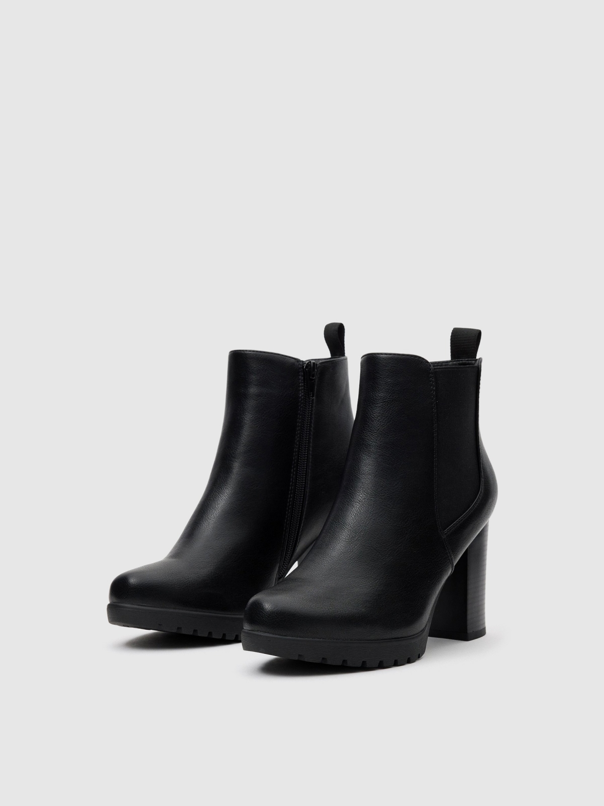 Botins com salto de borracha preto vista frontal 45º