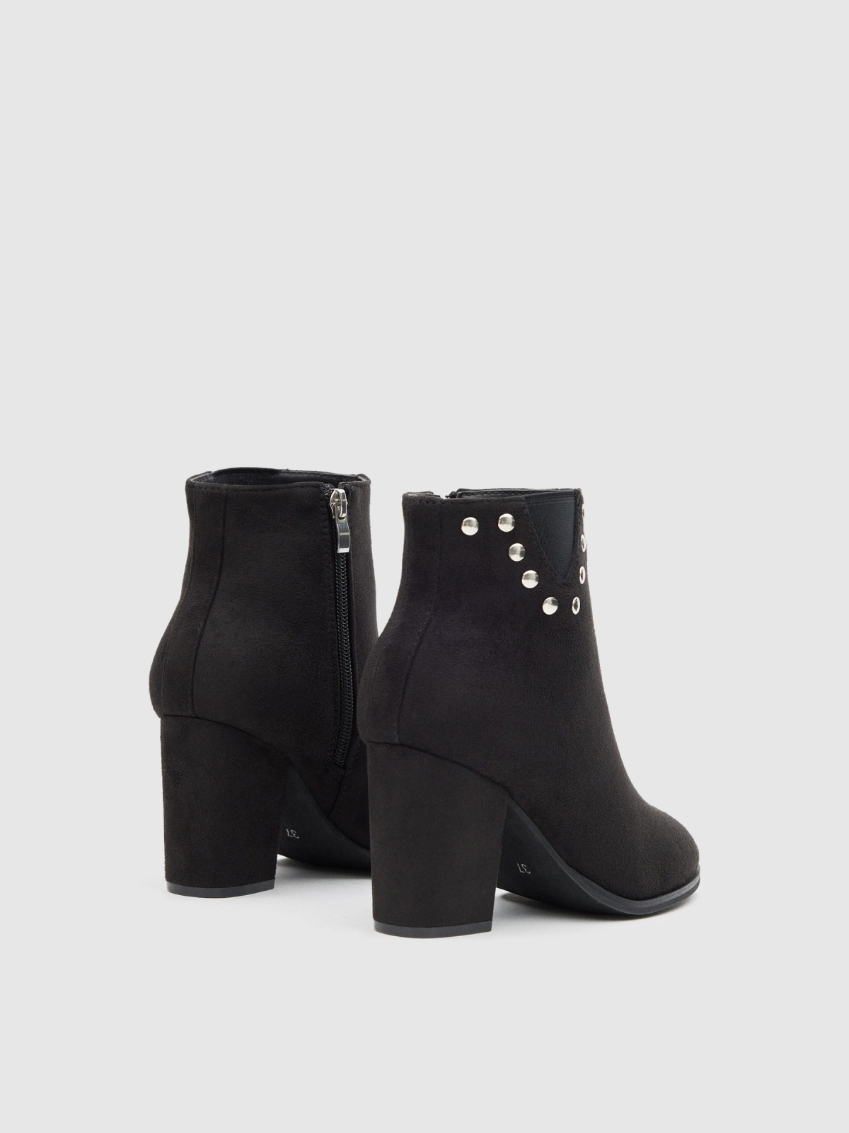 Botins com tachas e elásticos preto vista traseira 45º