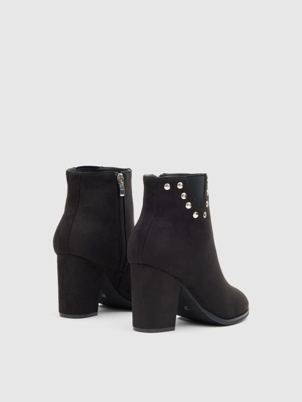 Botines con tachas y elasticos negro vista trasera 45º
