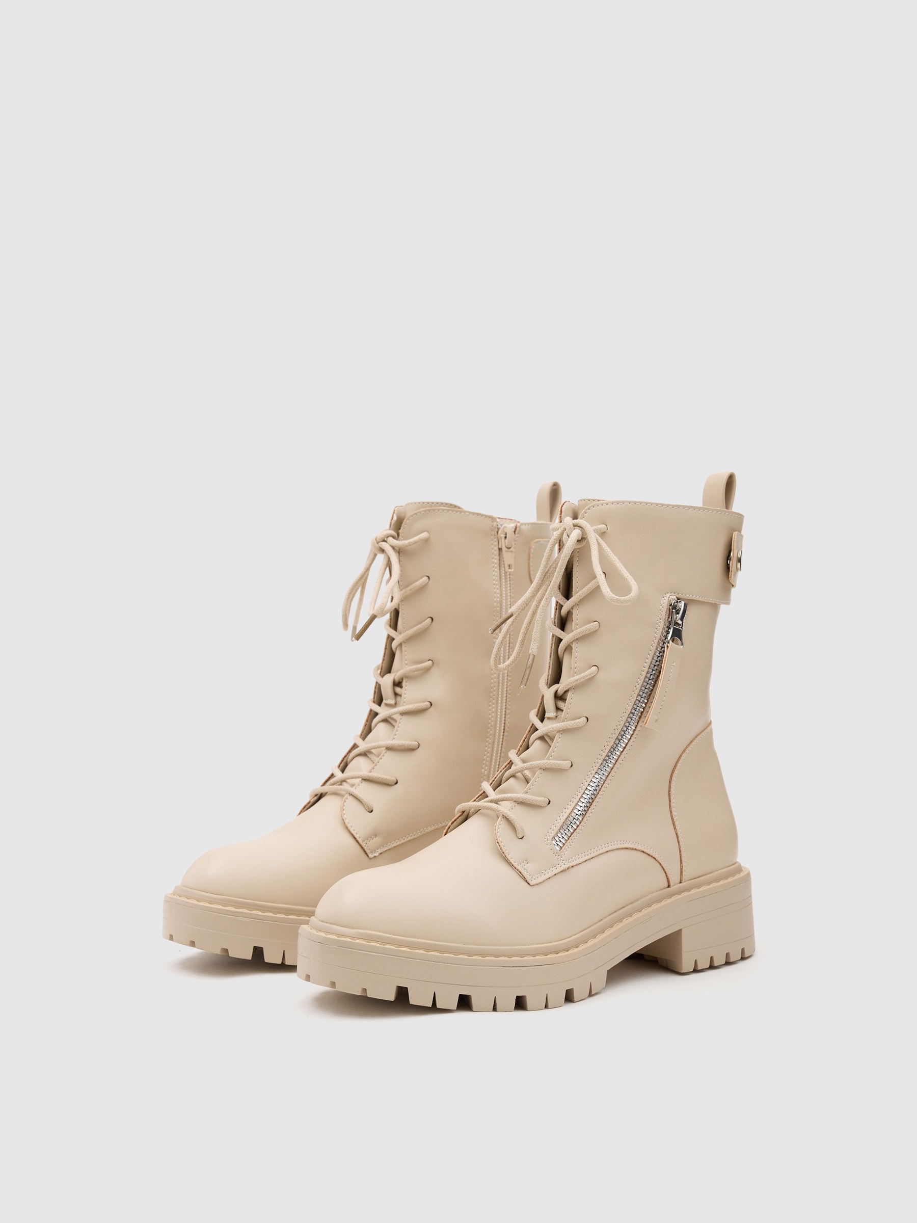 Botas de cano curto com fecho bege