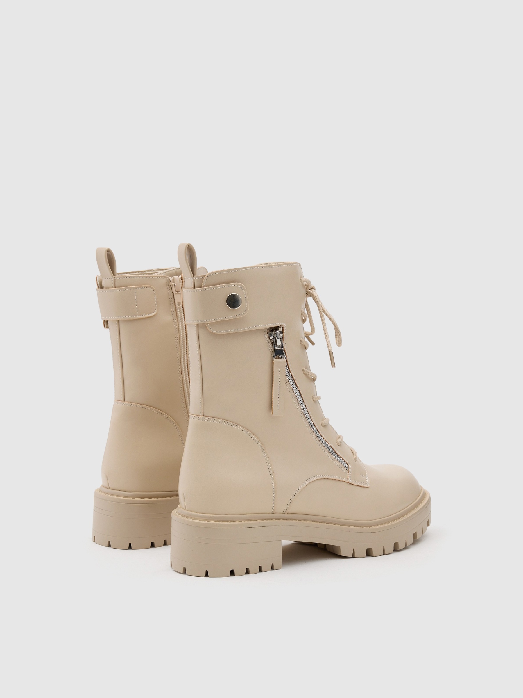 Botas media caña cremallera beige