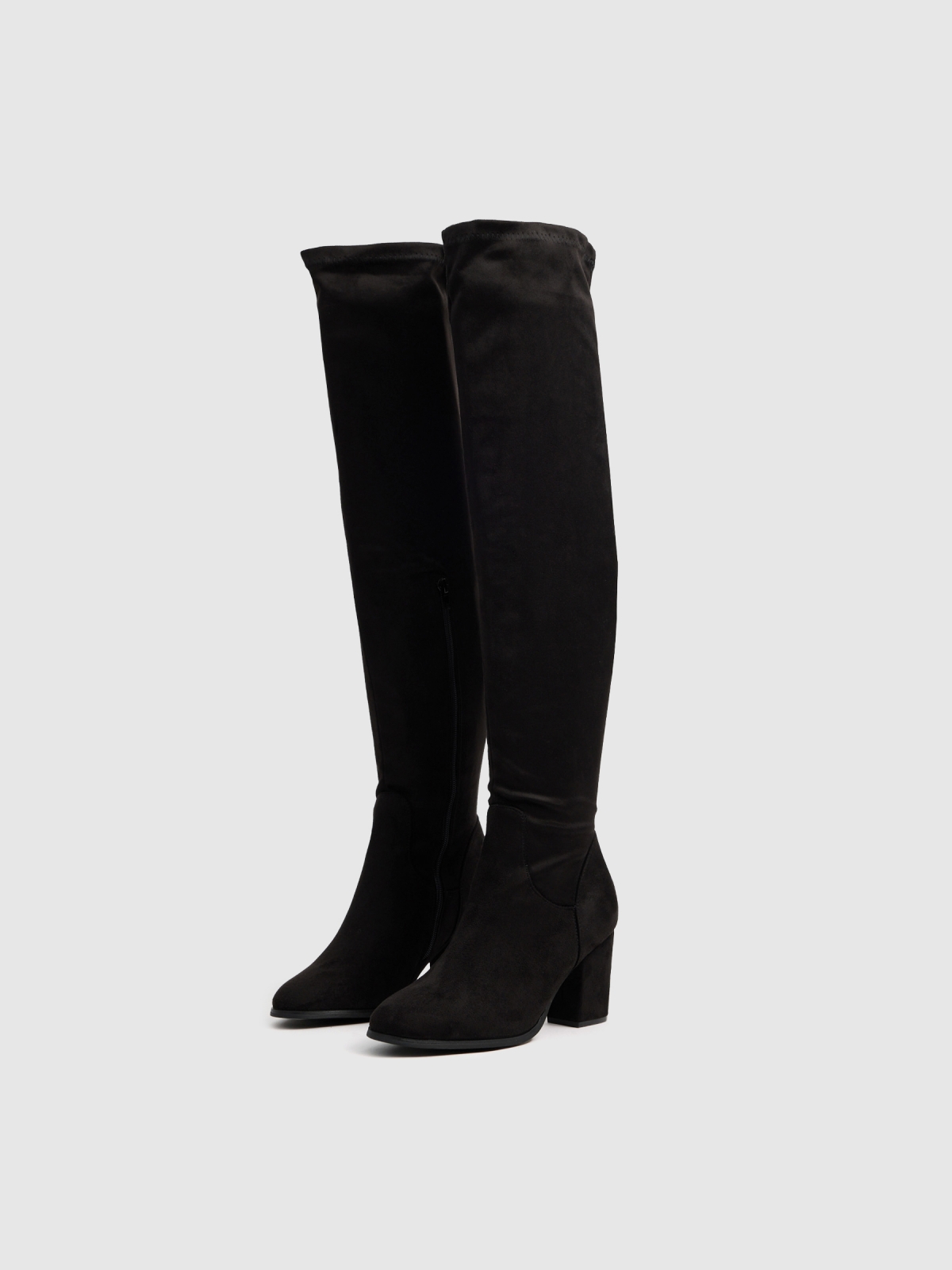 Heeled musketeer boot black 45º front view