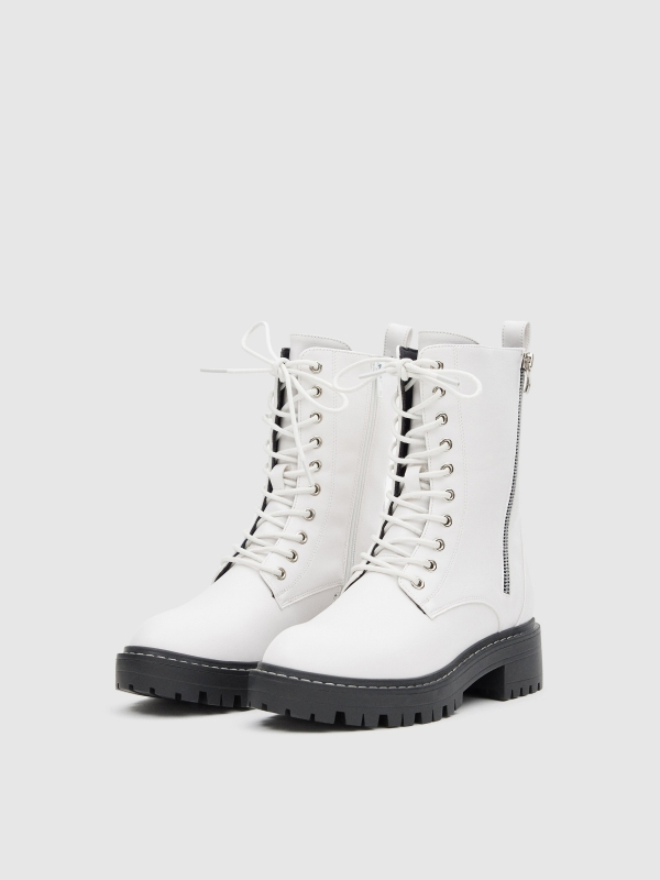 Botas de cano médio com atacadores vista frontal 45º