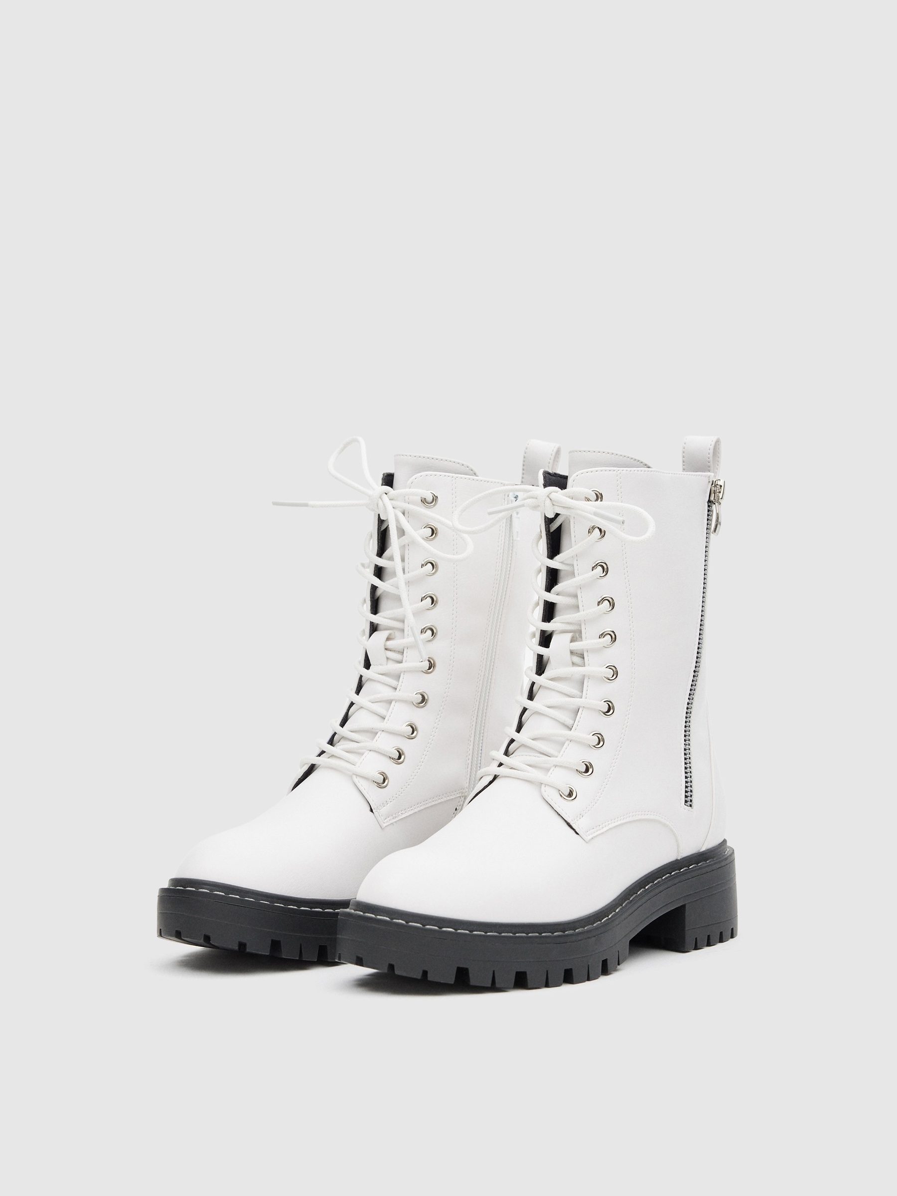 Botas media caña con cordones