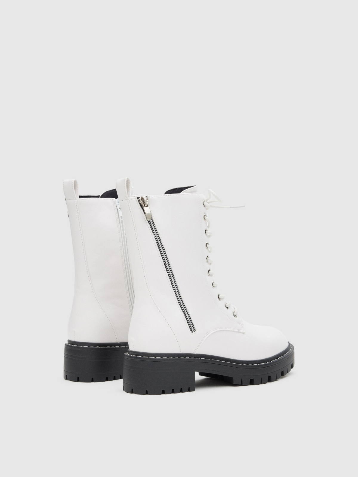 Botas de cano médio com atacadores vista traseira 45º