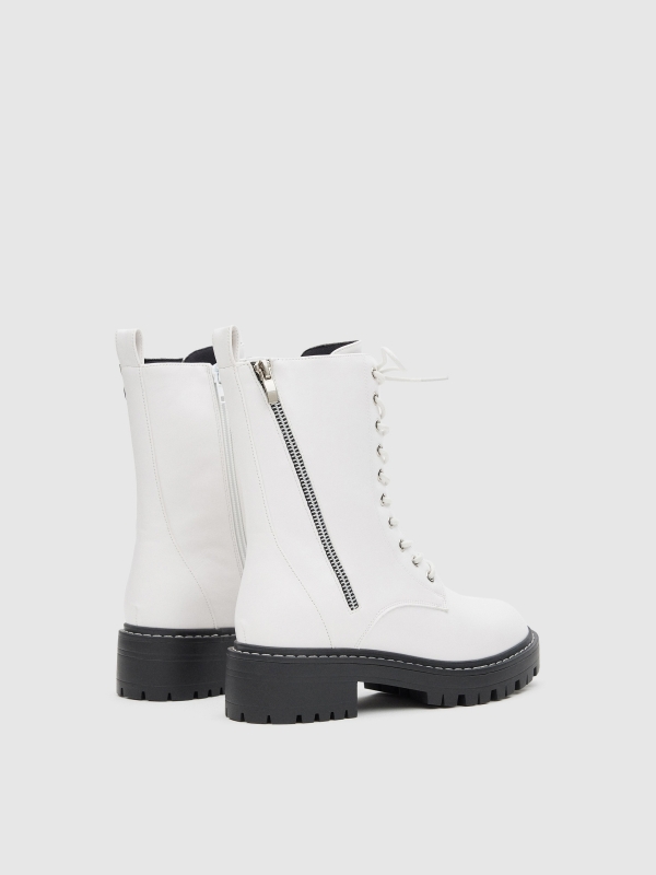 Botas de cano médio com atacadores vista traseira 45º