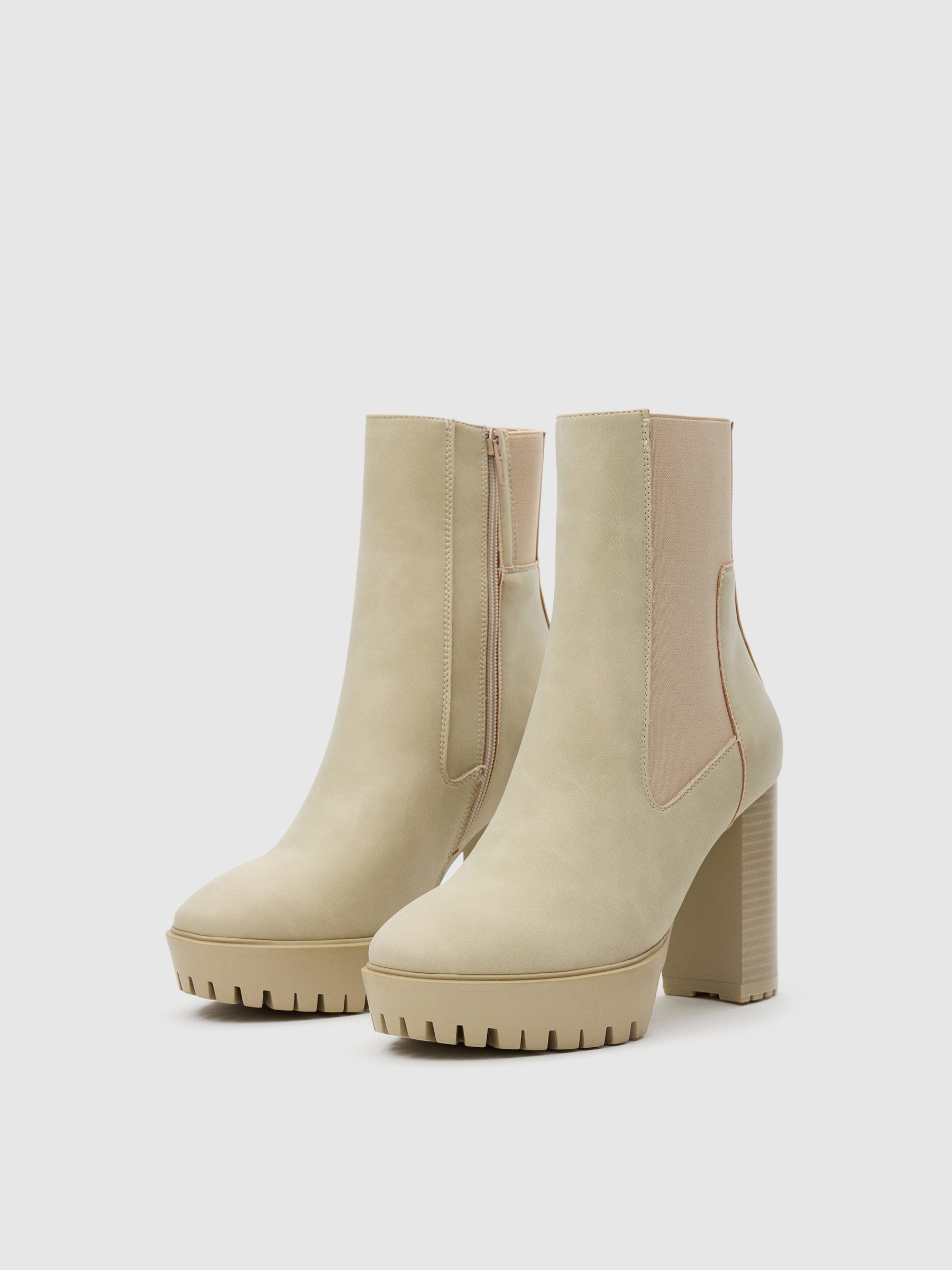 Botins em pele com elásticos bege