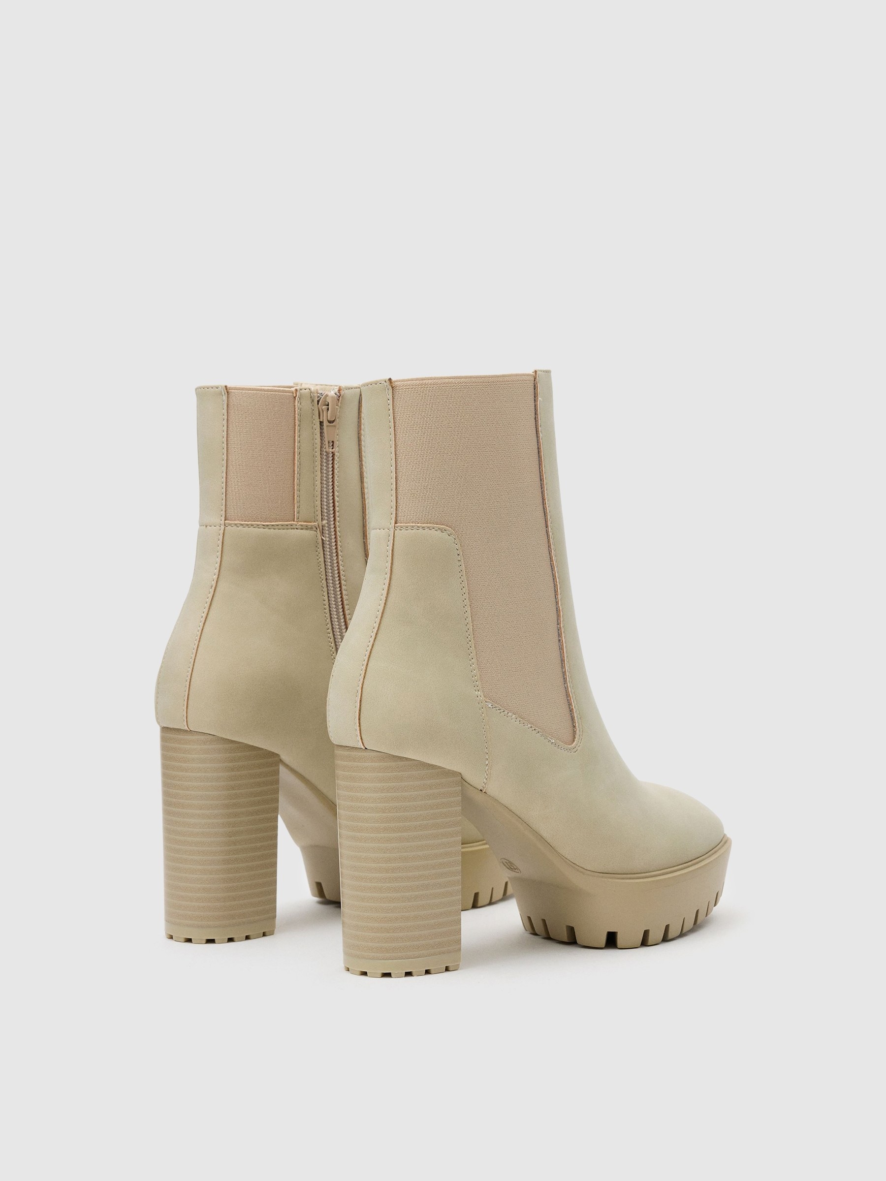 Botins em pele com elásticos bege