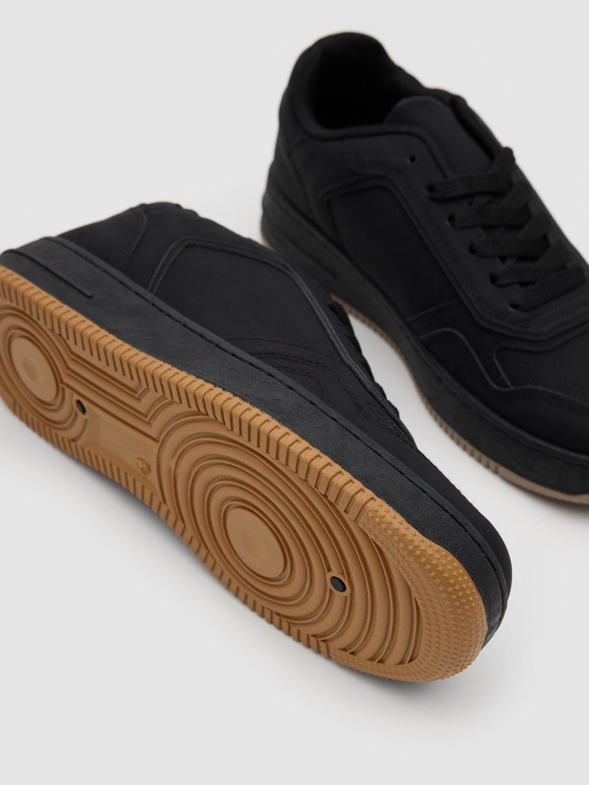 Deportiva skater suela goma negro vista detalle