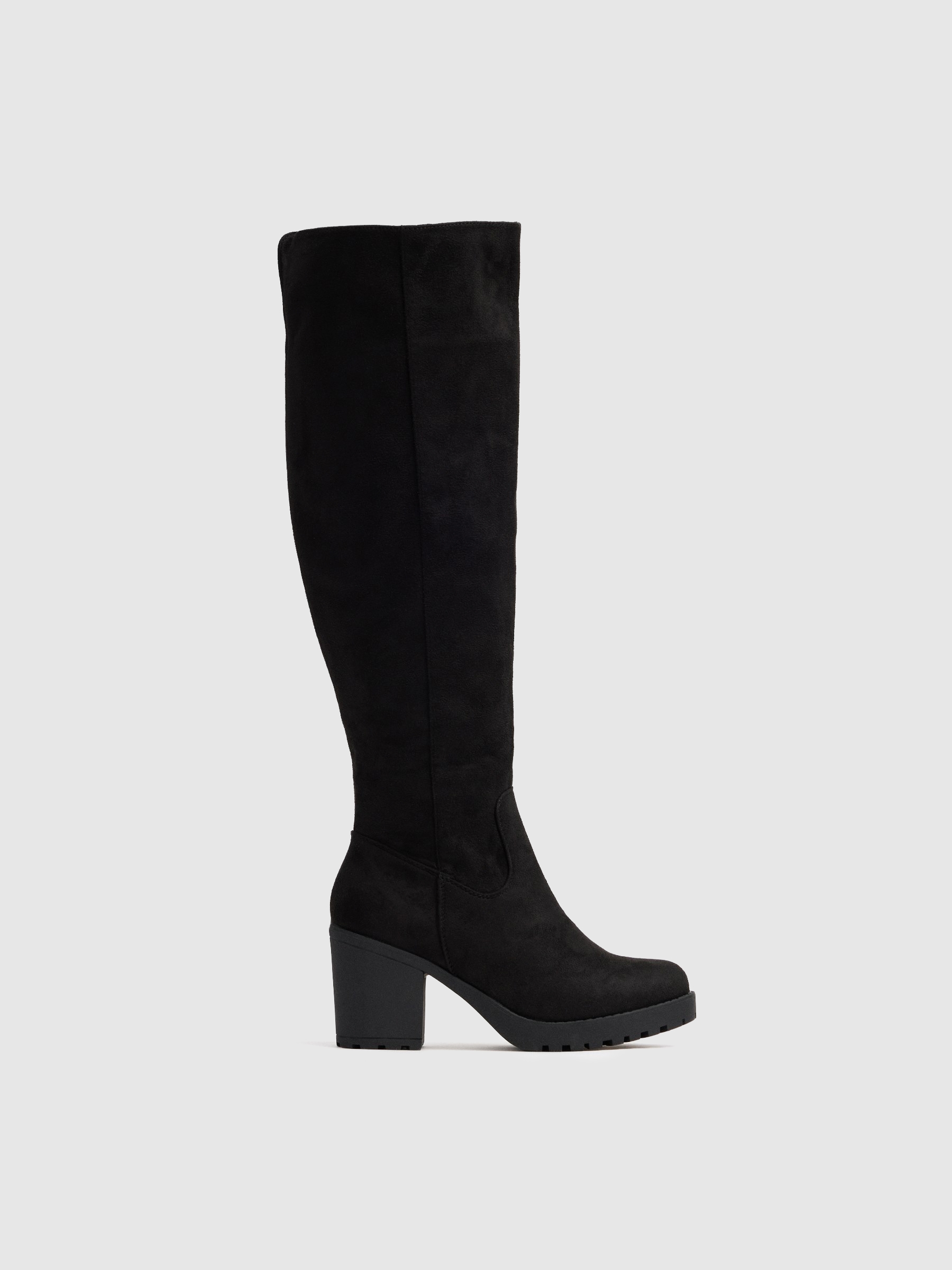 High boot with heel and platform black profile view