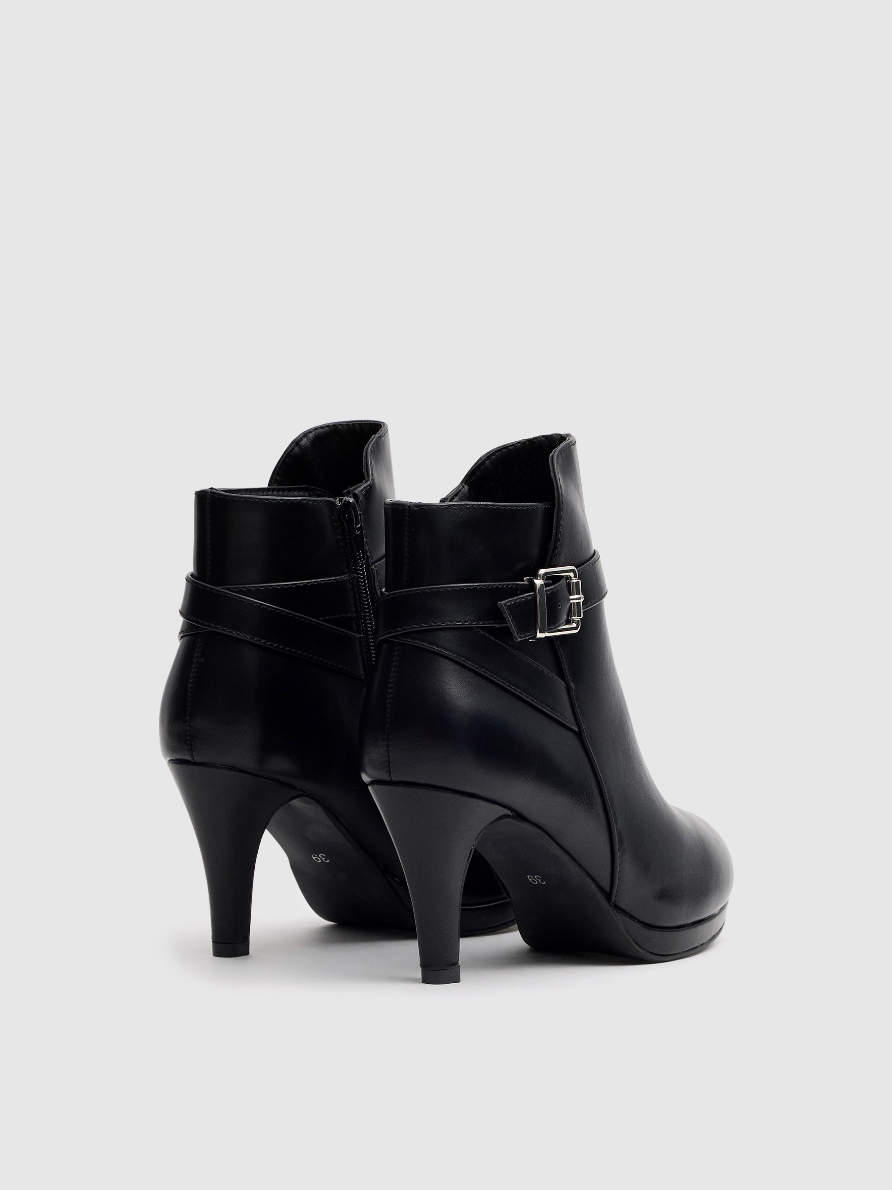 Botas de tornozelo pretas com calcanhar de fivela preto