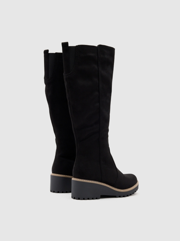 Bota alta con cuña negro vista trasera 45º