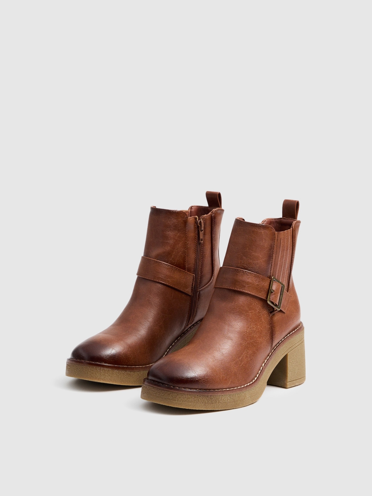 Botas marrons com tira marrom vista frontal 45º
