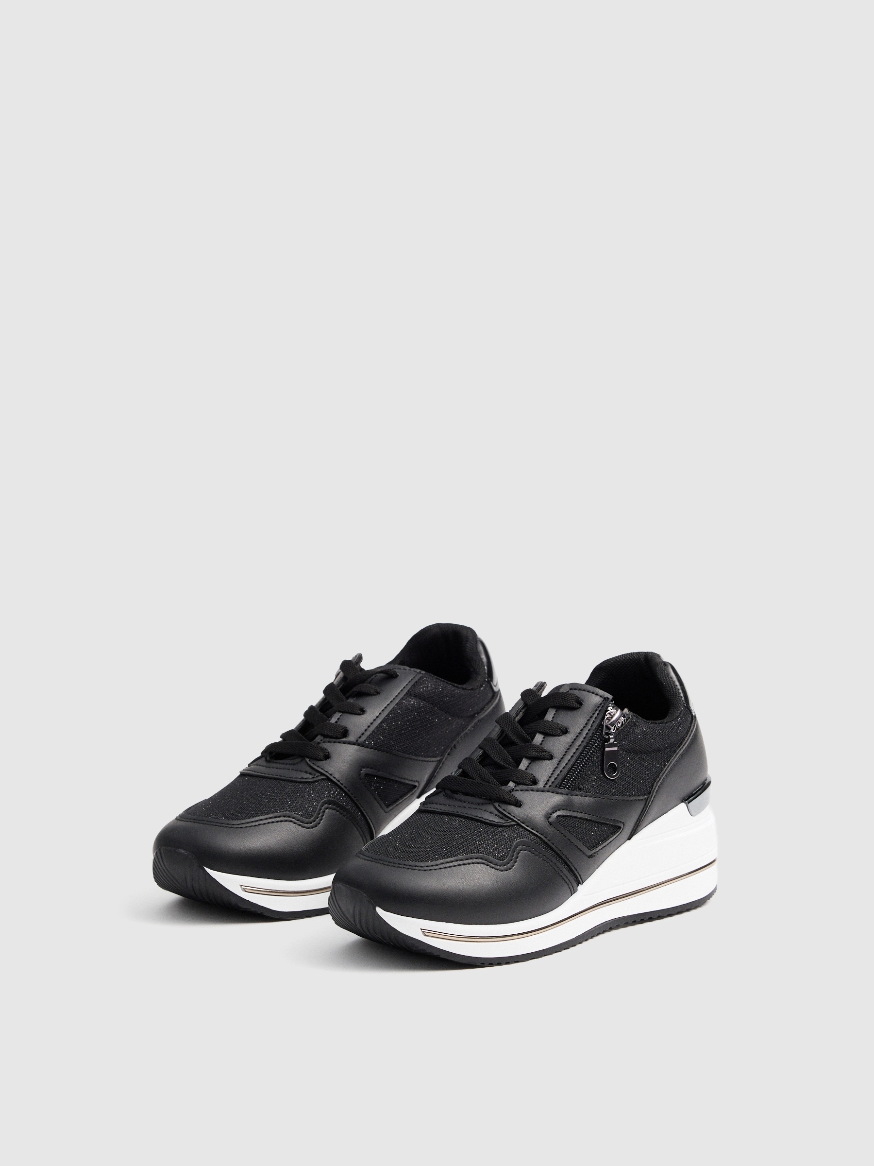 Deportivas con cuñas modernas negro vista perfil