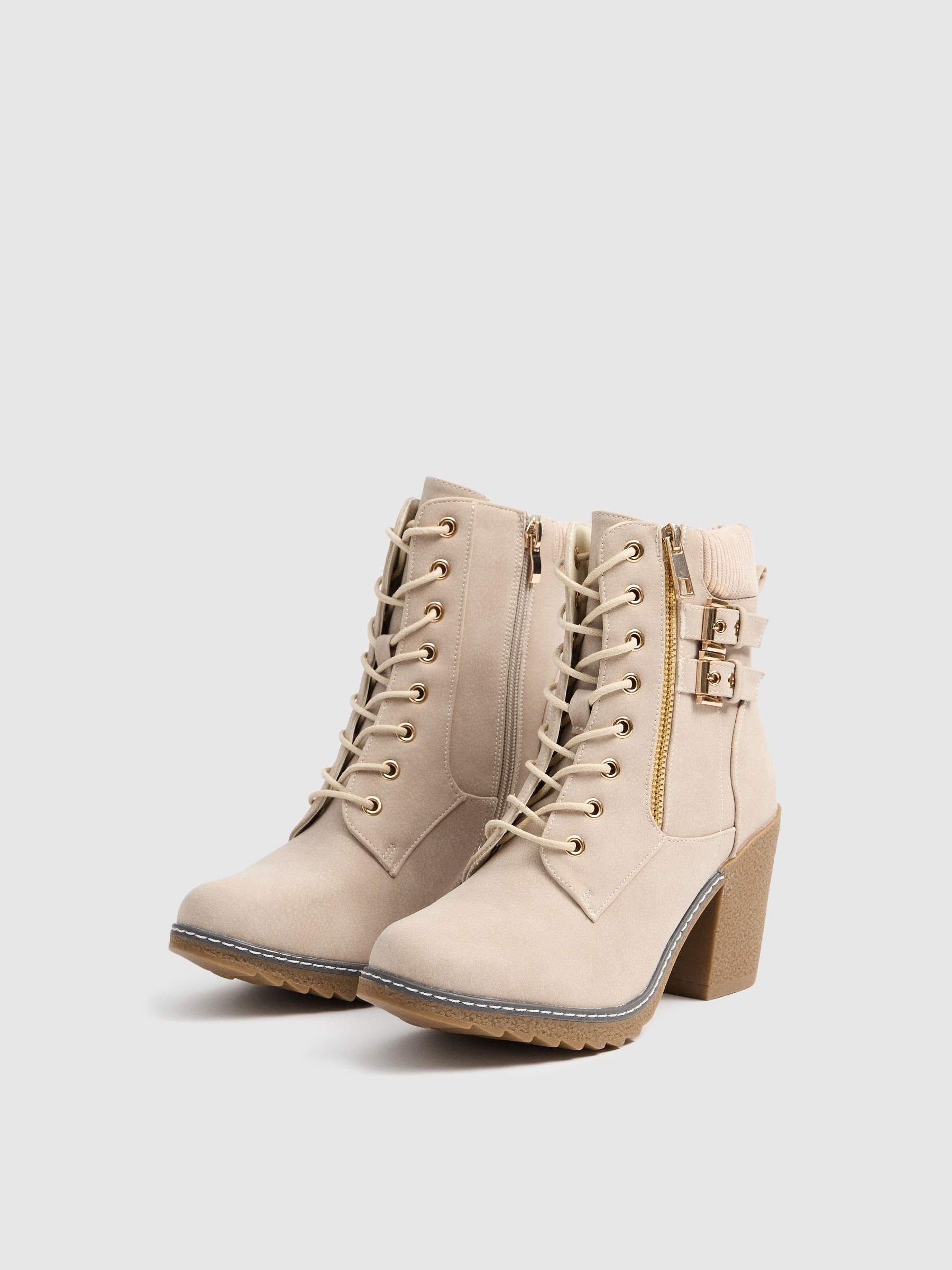 Botines beige con tacón beige vista perfil