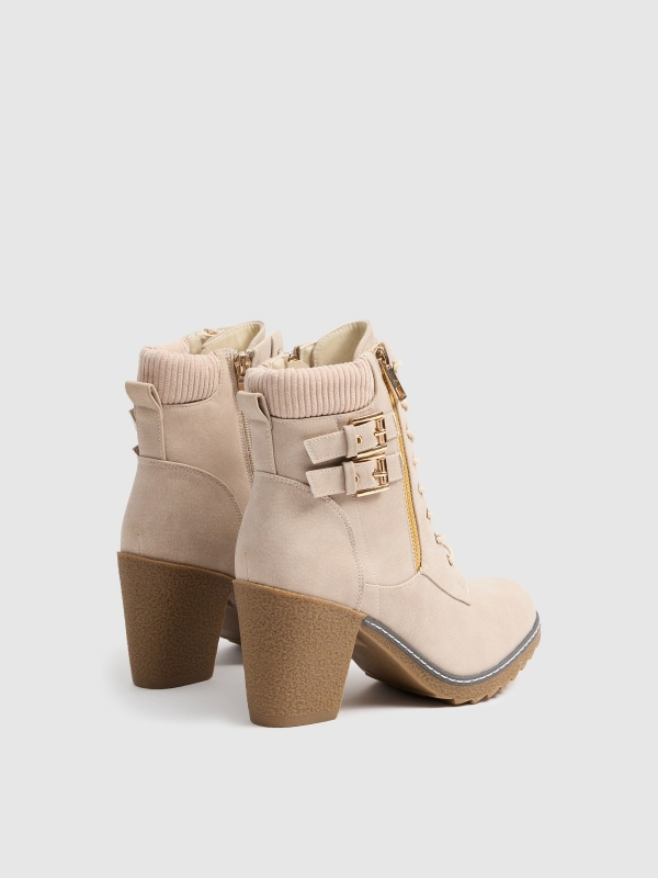 Botas bege com salto bege vista traseira 45º