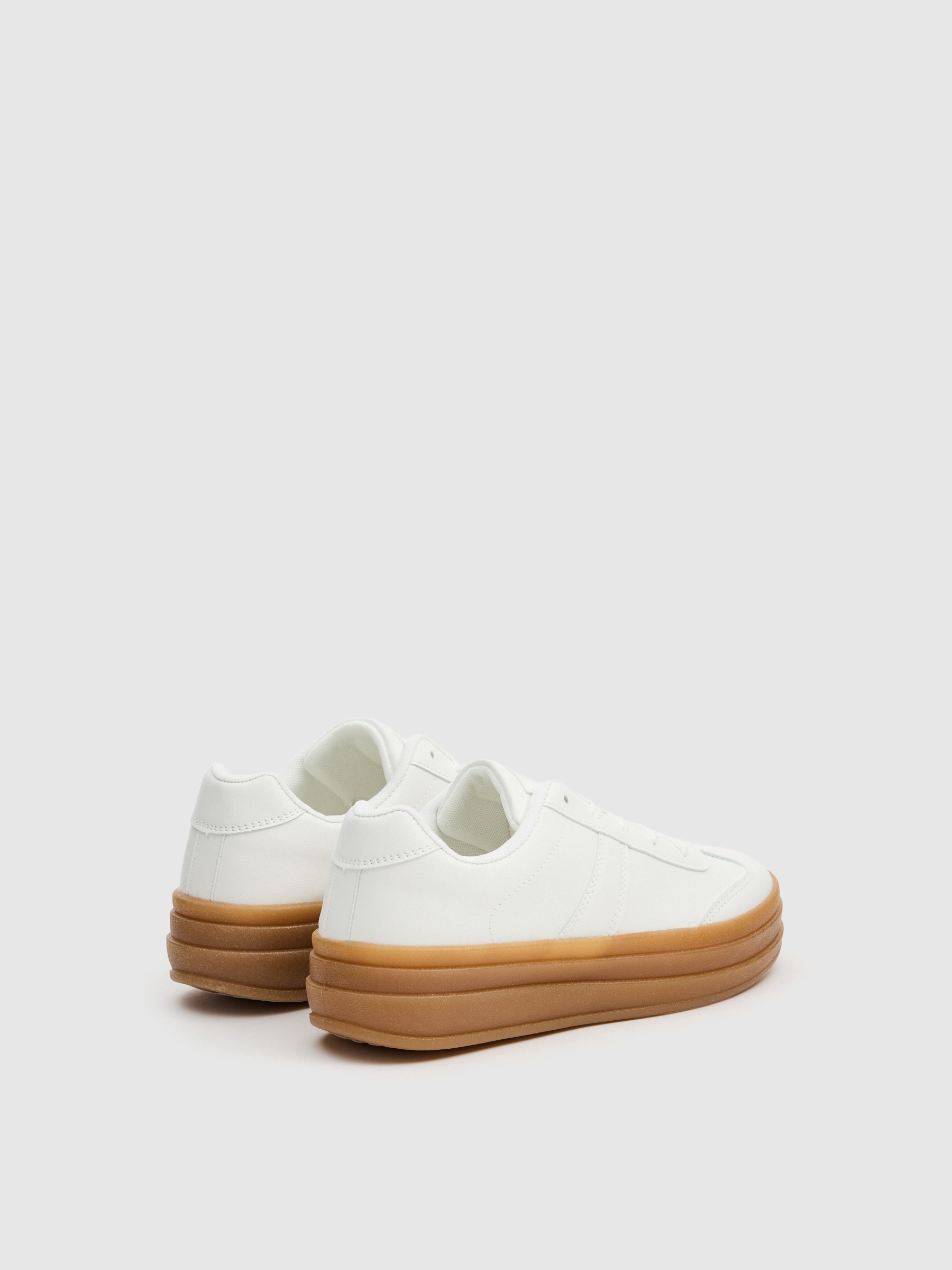 Tênis retrô com plataforma branco vista perfil