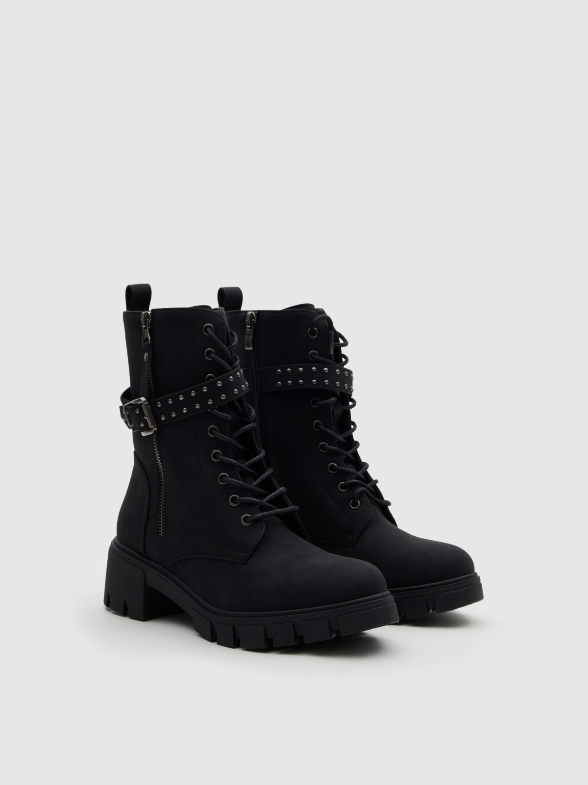 Bota cadarços tachas preto vista frontal 45º