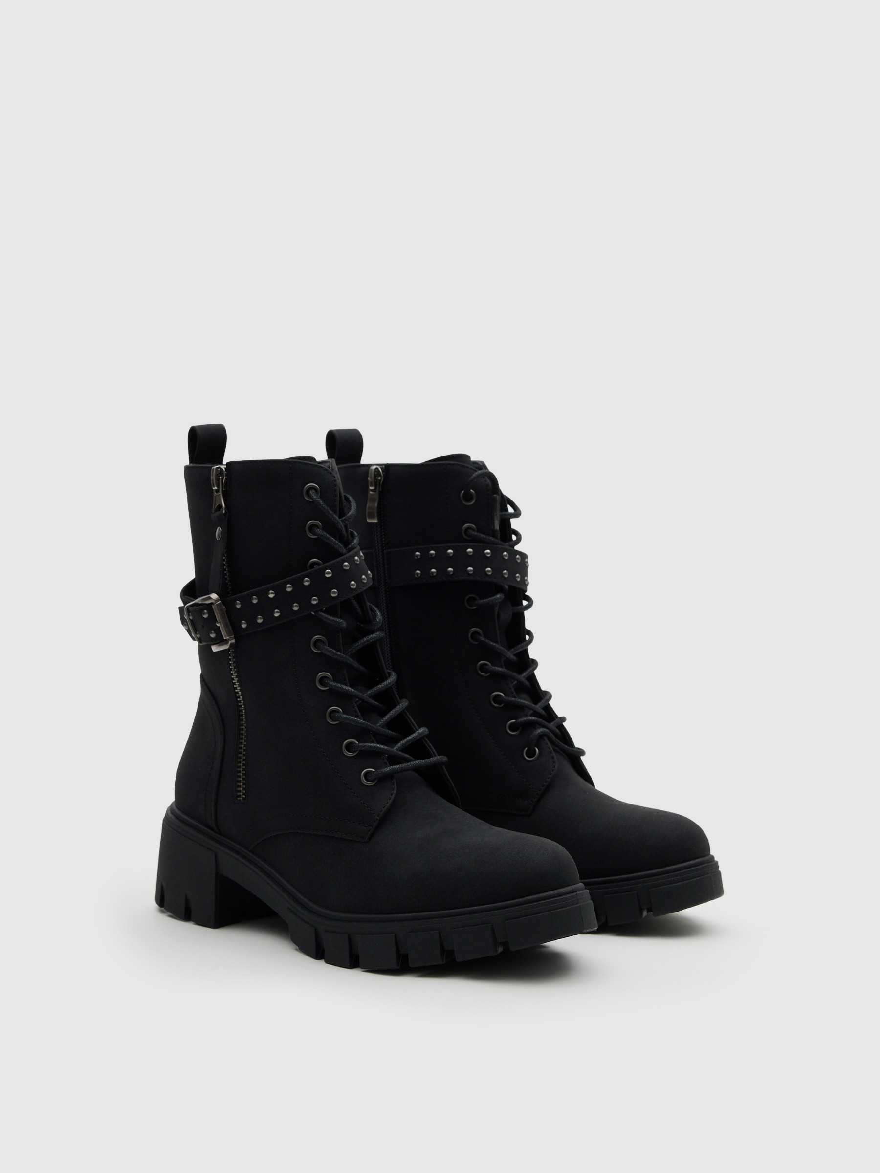 Botín cordones tachas negro