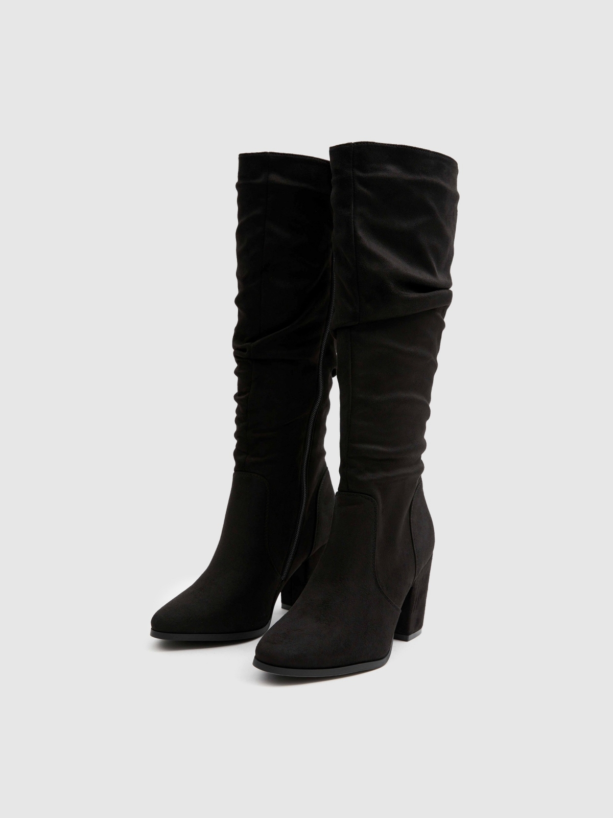 Botas altas básicas drapeadas negro vista frontal 45º