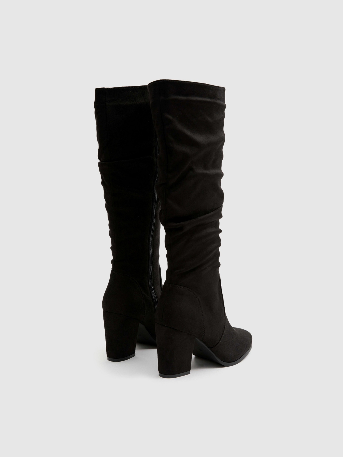 Botas altas básicas drapeadas negro vista trasera 45º