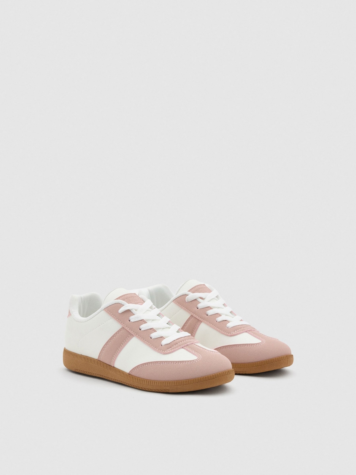 Tênis baixos retrô rosa off white vista frontal 45º
