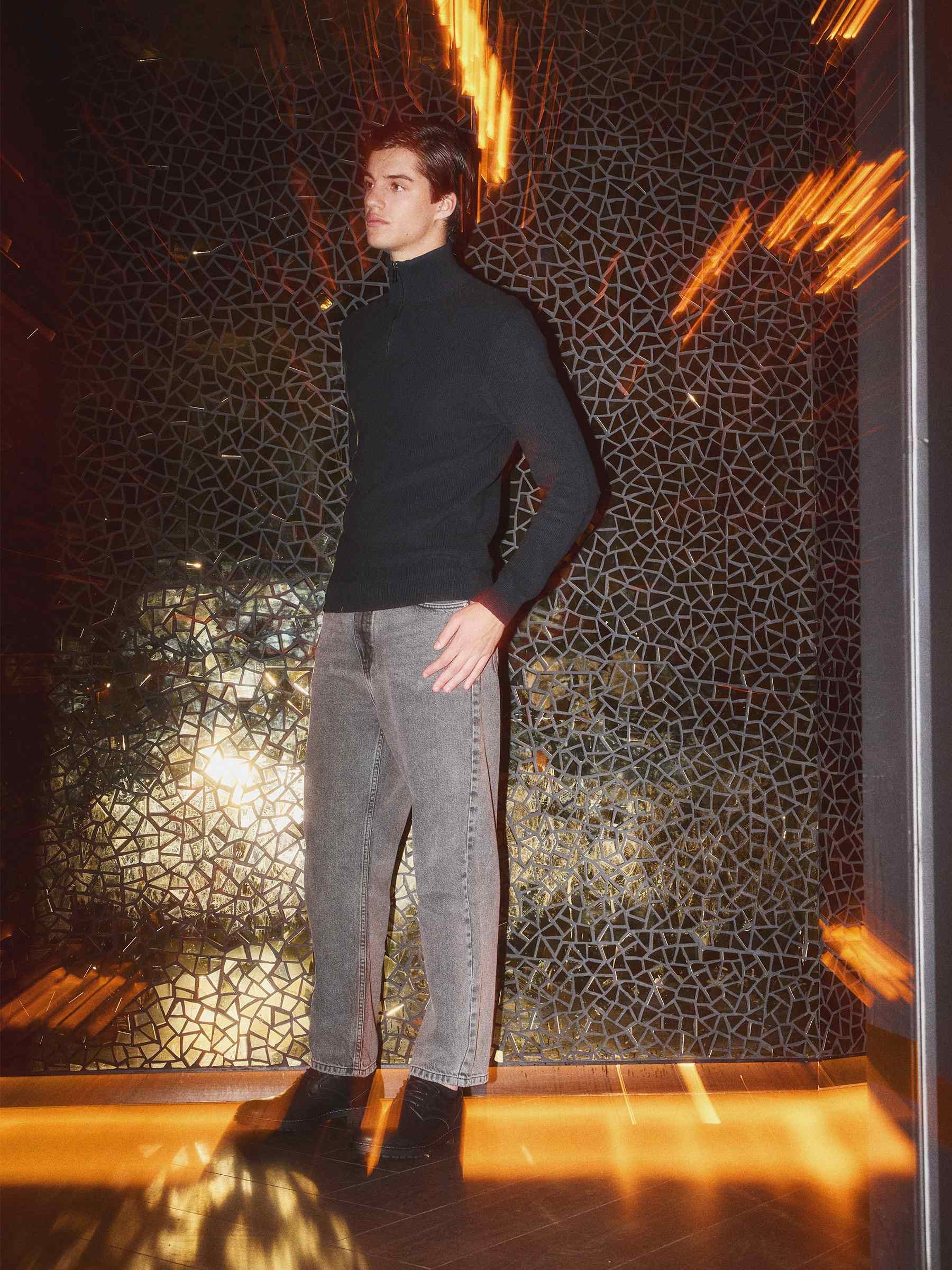 Jeans largas cinzentas usadas cinza vista geral frontal