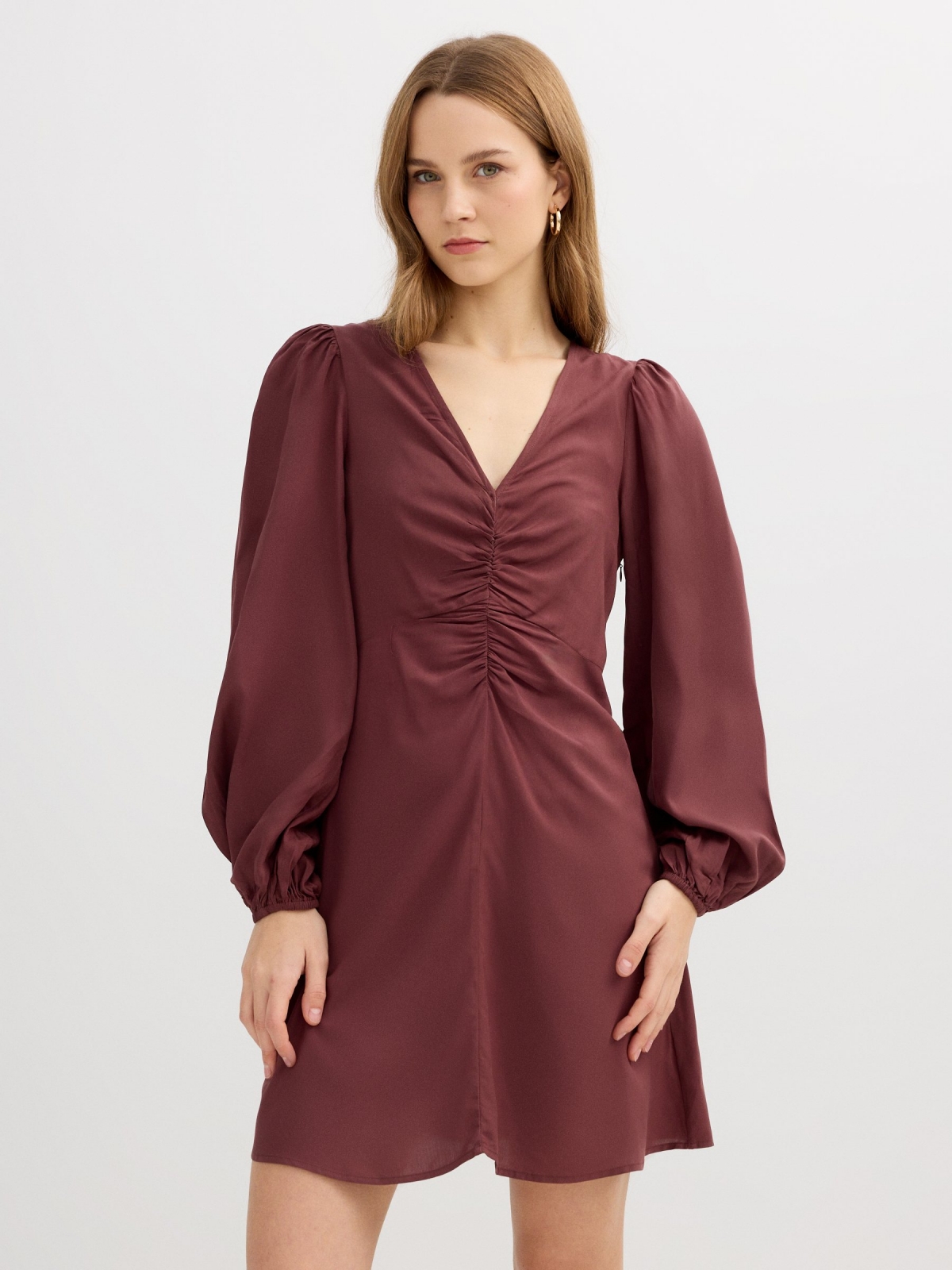 Vestido mini franzido de viscose marrom vista meia frontal