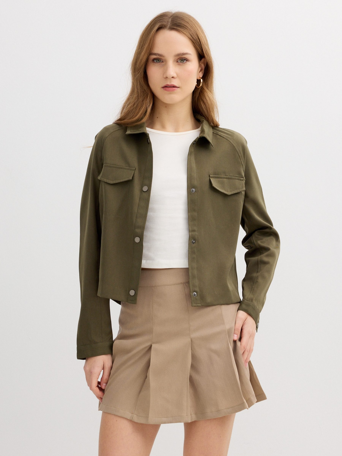 Camisa cropped efeito couro verde verde vista meia frontal