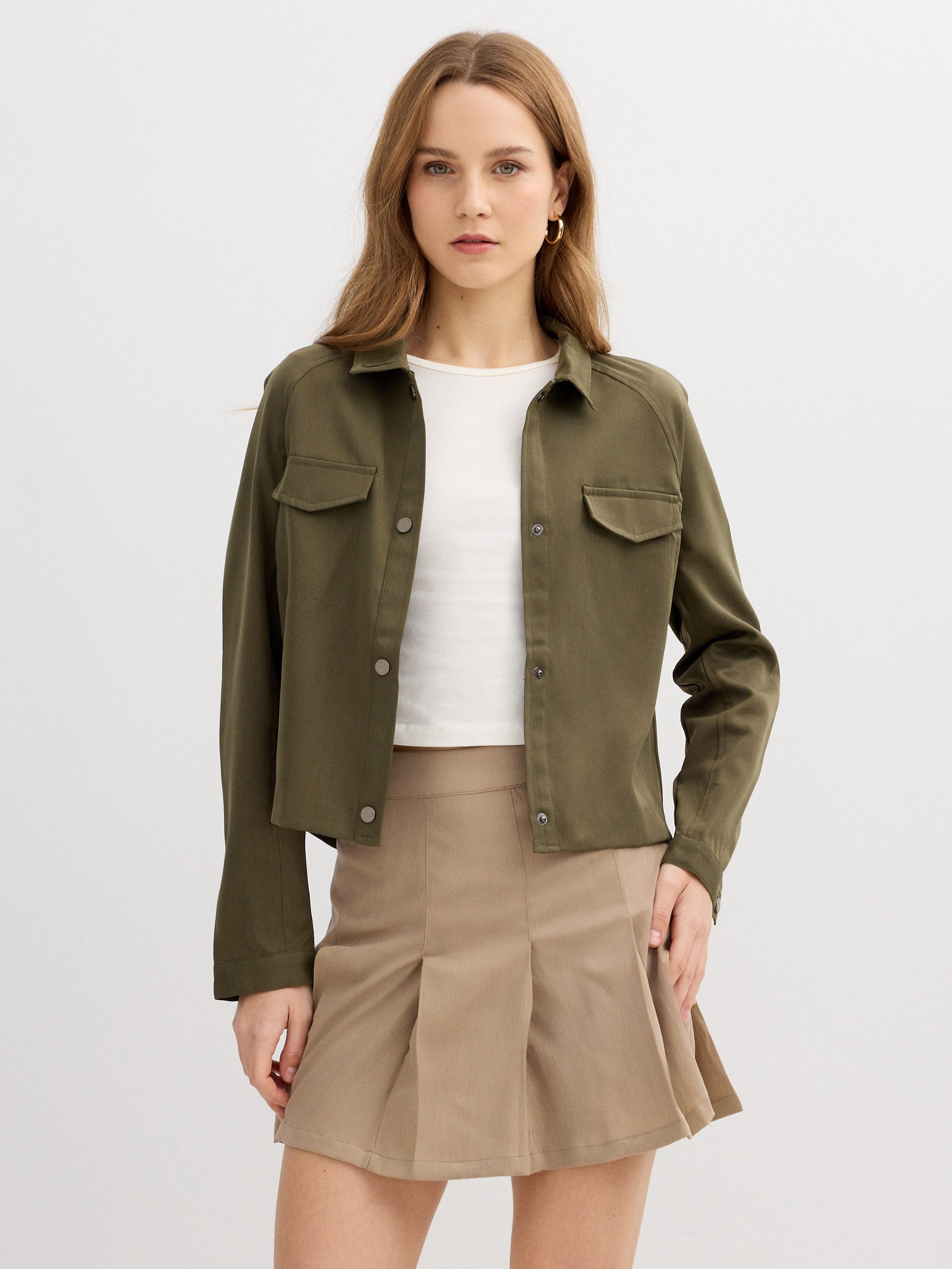 Camisa cropped efeito couro verde verde vista meia frontal