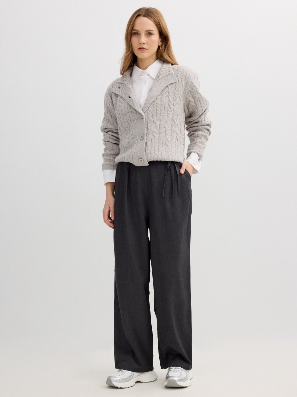 Pantalón palazzo lazo gris oscuro vista general frontal