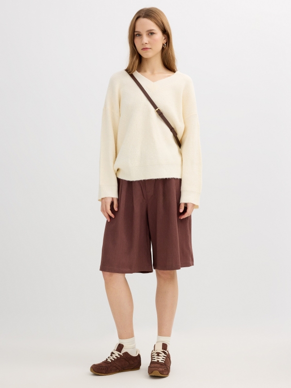 High-waisted fluid Bermuda brown middle front view