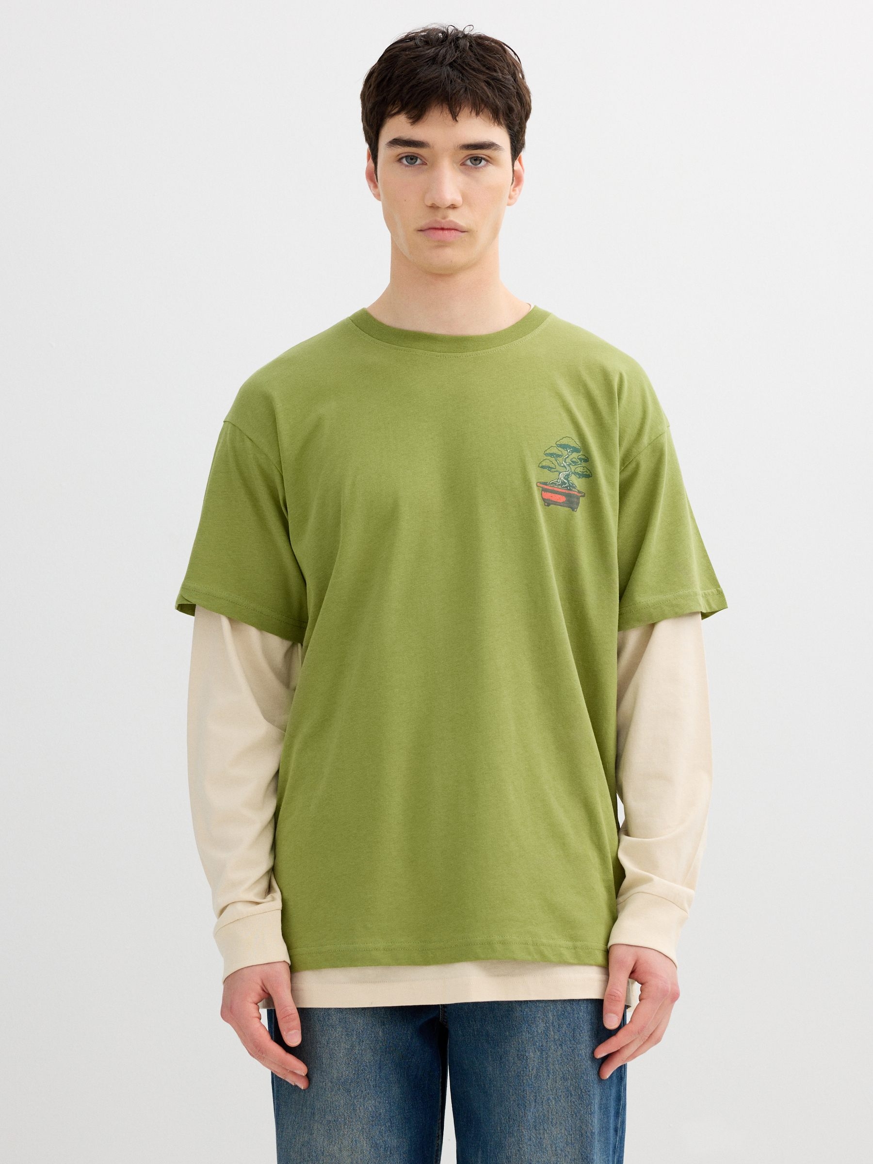 Camiseta verde com estampa japonesa verde vista meia frontal