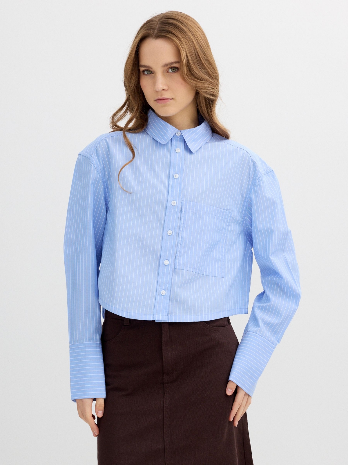 Camisa cropped rayas popelín azul vista media frontal