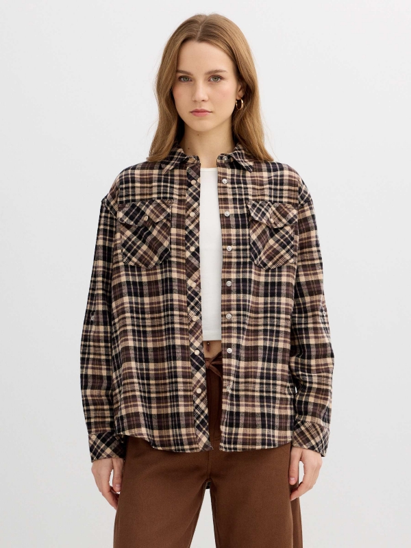 Camisa de flanela xadrez oversized marrom vista meia frontal